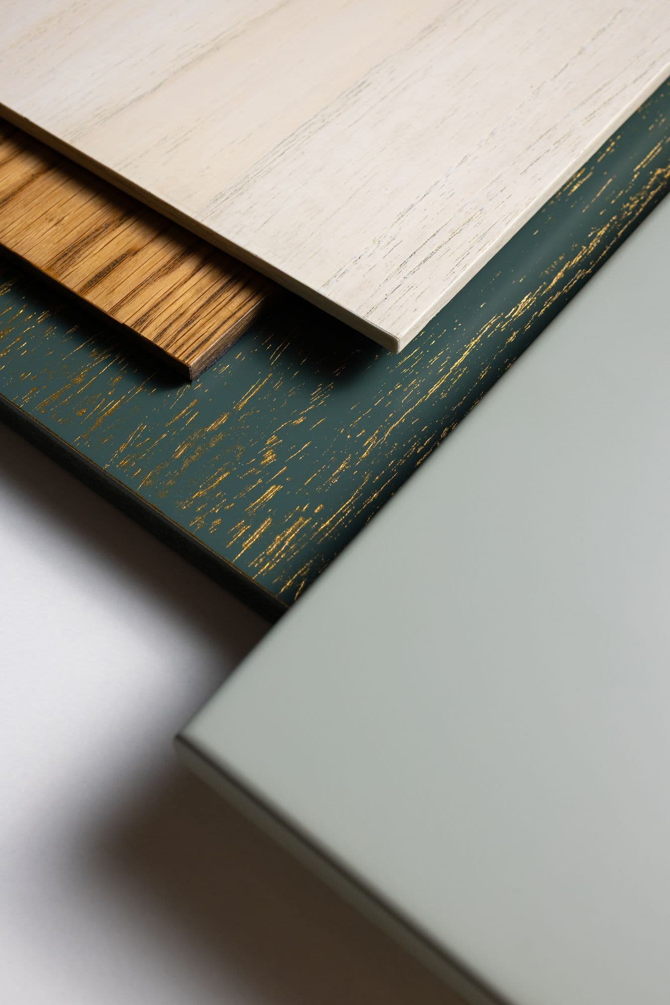 Composição de lâmina natural, verde profundo com veio e laca verde-acinzentada