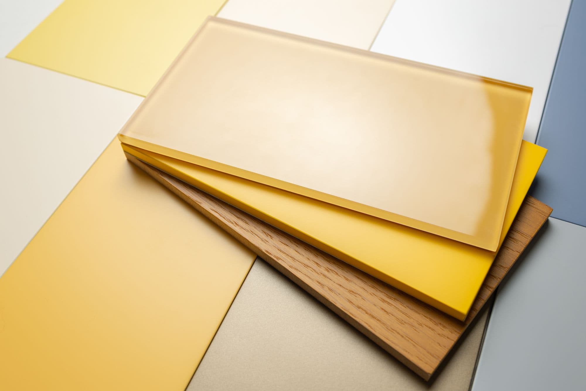 Placas de vidro pintado em amarelo e âmbar sobrepostas