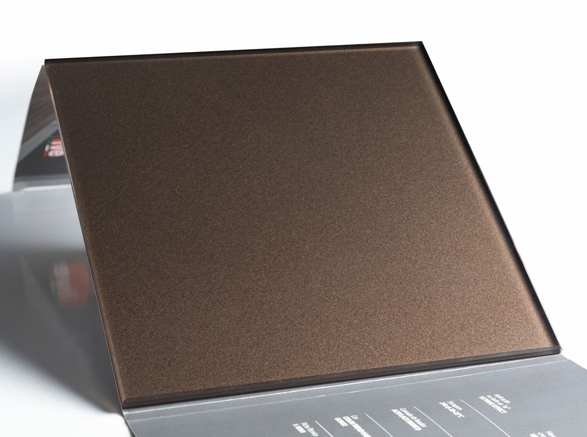 Chapa de vidro com pintura bronze acetinada sobre ficha técnica